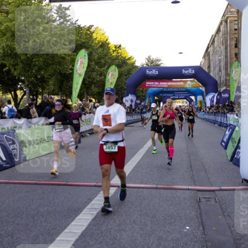 01.09.2024 - BARMER Alsterlauf Kathrin Stürmer Photography http://msf.ph/oto/6969828 01.09.2024 09:56:02 Ziel 2298, 2305, 2317, 2415, 2673, 2707, 2772, 2996, 3120, 3153, 3296, 3649, 3657, 3945, 4160, 4320, 4409, 4504, 4918, 5110, 5123, 5176, 5200, 5239, 5271, 5304, 8129, 2022, 2100, 2195, 2359, 2360, 2458, 2542, 2616, 3117, 3143, 3181, 3277, 3548, 3857, 3989, 4718, 4782, 4866, 4899, 4946, 5108, 5226, 8203 meine-sportfotos.de