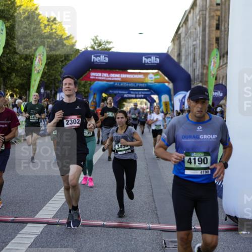 01.09.2024 - BARMER Alsterlauf Kathrin Stürmer Photography http://msf.ph/oto/6970004 01.09.2024 09:57:27 Ziel 2301, 2345, 2680, 2781, 2817, 2999, 3009, 3068, 3205, 3552, 3624, 3626, 4076, 4139, 4296, 4379, 4472, 4490, 4513, 4732, 5163, 5172, 5221, 5235, 2135, 2302, 2530, 2671, 3048, 3111, 3145, 3334, 3455, 3596, 3636, 3724, 3743, 4135, 4190, 4269, 4425, 4479, 4606, 4698, 5222, 5241, 8045, 8142, 8198, 8303 meine-sportfotos.de