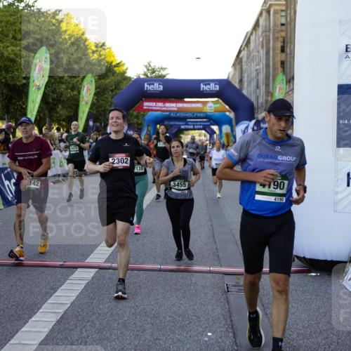 01.09.2024 - BARMER Alsterlauf Kathrin Stürmer Photography http://msf.ph/oto/6970005 01.09.2024 09:57:27 Ziel 2301, 2345, 2680, 2781, 2817, 2999, 3009, 3068, 3205, 3552, 3624, 3626, 4076, 4139, 4296, 4379, 4472, 4490, 4513, 4732, 5163, 5172, 5221, 5235, 2135, 2302, 2530, 2671, 3048, 3111, 3145, 3334, 3455, 3596, 3636, 3724, 3743, 4135, 4190, 4269, 4425, 4479, 4606, 4698, 5222, 5241, 8045, 8142, 8198, 8303 meine-sportfotos.de