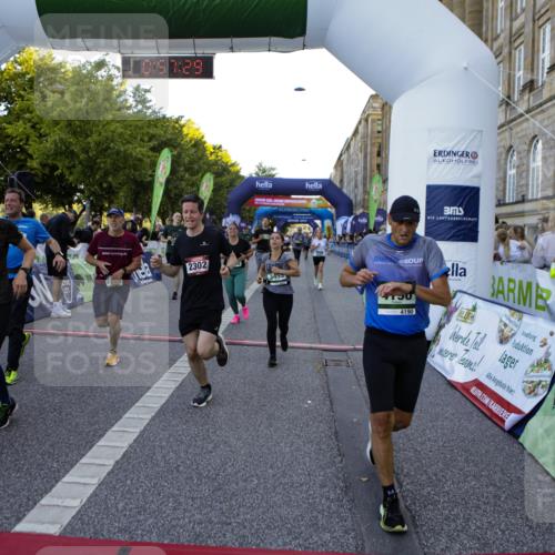 01.09.2024 - BARMER Alsterlauf Kathrin Stürmer Photography http://msf.ph/oto/6970008 01.09.2024 09:57:28 Ziel 2301, 2345, 2680, 2781, 2817, 2999, 3009, 3068, 3205, 3414, 3552, 3624, 3626, 4076, 4139, 4296, 4379, 4472, 4490, 4513, 4732, 5163, 5221, 5235, 2135, 2302, 2530, 2671, 3048, 3111, 3334, 3455, 3596, 3636, 3724, 3743, 4135, 4190, 4269, 4425, 4479, 4606, 4698, 5222, 5241, 8045, 8142, 8198, 8303 meine-sportfotos.de