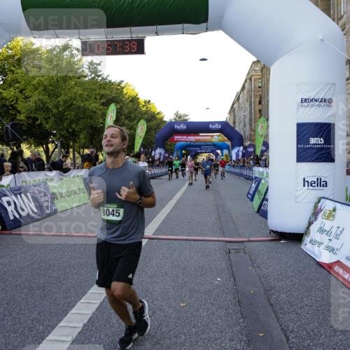 01.09.2024 - BARMER Alsterlauf Kathrin Stürmer Photography http://msf.ph/oto/6970033 01.09.2024 09:57:38 Ziel 2345, 2465, 2680, 3205, 3227, 3414, 3624, 3626, 4076, 4345, 4379, 4513, 4981, 5163, 8206, 2678, 2925, 3214, 3464, 3743, 3783, 4150, 4440, 4510, 4998, 5222, 5292, 8045, 8060, 8067, 8137, 8242, 8303 meine-sportfotos.de