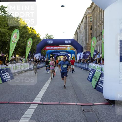 01.09.2024 - BARMER Alsterlauf Kathrin Stürmer Photography http://msf.ph/oto/6970044 01.09.2024 09:57:40 Ziel 2172, 2345, 2465, 2680, 3004, 3227, 3414, 3624, 3626, 3675, 4047, 4076, 4345, 4379, 4826, 4981, 8206, 2678, 2925, 2944, 3214, 3464, 3783, 4150, 4440, 4510, 4998, 5222, 5292, 8045, 8060, 8067, 8137, 8242, 8303 meine-sportfotos.de