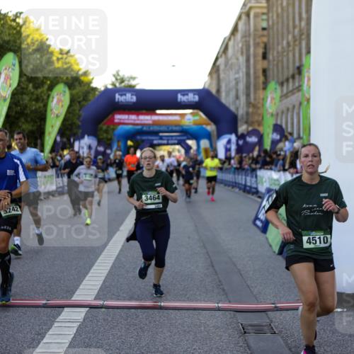 01.09.2024 - BARMER Alsterlauf Kathrin Stürmer Photography http://msf.ph/oto/6970063 01.09.2024 09:57:47 Ziel 2172, 2465, 2796, 2857, 3004, 3227, 3414, 3450, 3501, 3675, 3927, 3982, 4047, 4050, 4120, 4345, 4496, 4826, 4981, 8206, 8239, 1176, 2062, 2242, 2479, 2678, 2770, 2905, 2925, 2944, 3214, 3435, 3464, 3783, 3803, 3951, 4150, 4384, 4440, 4498, 4510, 4907, 5065, 8019, 8060, 8067, 8084, 8102, 8137, 8172, 8242 meine-sportfotos.de