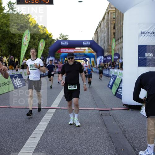 01.09.2024 - BARMER Alsterlauf Kathrin Stürmer Photography http://msf.ph/oto/6970159 01.09.2024 09:58:38 Ziel 2425, 2441, 2467, 2582, 2684, 2895, 2897, 3033, 3154, 3201, 3243, 3249, 3283, 3692, 3717, 3977, 3983, 4230, 4266, 4268, 4596, 4682, 4779, 5018, 5040, 5192, 5193, 5199, 5251, 8218, 8256, 2037, 2403, 2832, 2855, 2868, 3438, 3755, 3856, 3894, 4071, 4474, 4618, 4636, 4850, 4888, 5126 meine-sportfotos.de