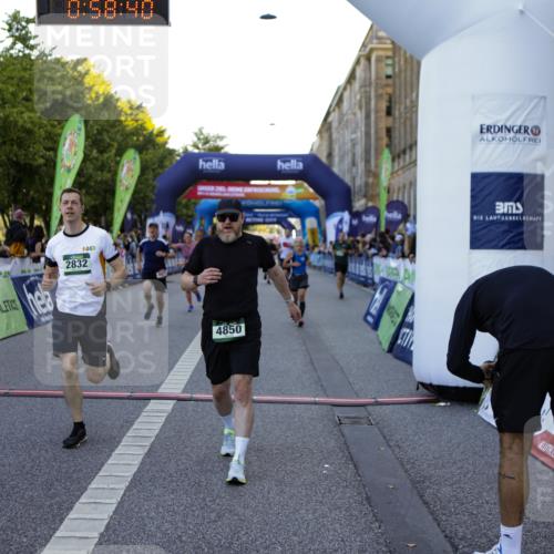 01.09.2024 - BARMER Alsterlauf Kathrin Stürmer Photography http://msf.ph/oto/6970160 01.09.2024 09:58:39 Ziel 2425, 2441, 2467, 2582, 2684, 2895, 2897, 3033, 3154, 3201, 3243, 3249, 3283, 3692, 3717, 3977, 3983, 4230, 4266, 4268, 4596, 4682, 4779, 5018, 5040, 5192, 5193, 5199, 5251, 8218, 8256, 2037, 2403, 2649, 2832, 2868, 3438, 3755, 3856, 3894, 4071, 4474, 4618, 4850, 4888, 5126, 8202 meine-sportfotos.de