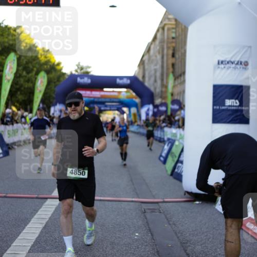 01.09.2024 - BARMER Alsterlauf Kathrin Stürmer Photography http://msf.ph/oto/6970162 01.09.2024 09:58:39 Ziel 2425, 2441, 2467, 2582, 2684, 2895, 2897, 3033, 3154, 3201, 3243, 3249, 3283, 3692, 3717, 3977, 3983, 4230, 4266, 4268, 4596, 4682, 4779, 5018, 5040, 5192, 5193, 5199, 5251, 8218, 8256, 2037, 2403, 2649, 2832, 2868, 3438, 3755, 3856, 3894, 4071, 4474, 4618, 4850, 4888, 5126, 8202 meine-sportfotos.de