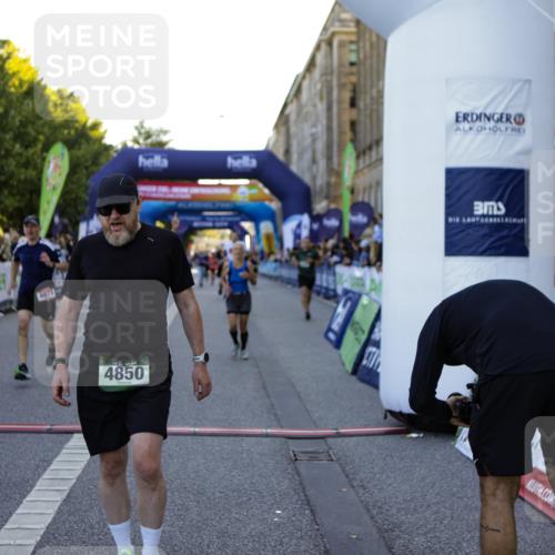 01.09.2024 - BARMER Alsterlauf Kathrin Stürmer Photography http://msf.ph/oto/6970163 01.09.2024 09:58:39 Ziel 2425, 2441, 2467, 2582, 2684, 2895, 2897, 3033, 3154, 3201, 3243, 3249, 3283, 3692, 3717, 3977, 3983, 4230, 4266, 4268, 4596, 4682, 4779, 5018, 5040, 5192, 5193, 5199, 5251, 8218, 8256, 2037, 2403, 2649, 2832, 2868, 3438, 3755, 3856, 3894, 4071, 4474, 4618, 4850, 4888, 5126, 8202 meine-sportfotos.de