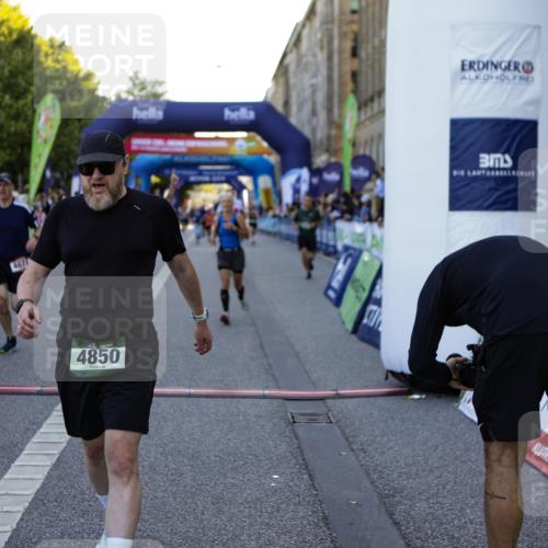 01.09.2024 - BARMER Alsterlauf Kathrin Stürmer Photography http://msf.ph/oto/6970164 01.09.2024 09:58:39 Ziel 2425, 2441, 2467, 2582, 2684, 2895, 2897, 3033, 3154, 3201, 3243, 3249, 3283, 3692, 3717, 3977, 3983, 4230, 4266, 4268, 4596, 4682, 4779, 5018, 5040, 5192, 5193, 5199, 5251, 8218, 8256, 2037, 2403, 2649, 2832, 2868, 3438, 3755, 3856, 3894, 4071, 4474, 4618, 4850, 4888, 5126, 8202 meine-sportfotos.de