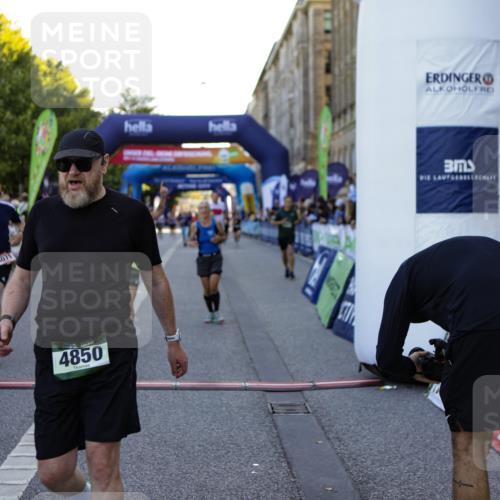 01.09.2024 - BARMER Alsterlauf Kathrin Stürmer Photography http://msf.ph/oto/6970165 01.09.2024 09:58:40 Ziel 2425, 2441, 2467, 2582, 2684, 2863, 2895, 2897, 3033, 3154, 3201, 3249, 3283, 3692, 3717, 3977, 3983, 4230, 4266, 4268, 4596, 4779, 5018, 5040, 5192, 5193, 5199, 5251, 8218, 8256, 2037, 2403, 2649, 2832, 2868, 3438, 3755, 3856, 3894, 4071, 4474, 4618, 4850, 4888, 5126, 8202 meine-sportfotos.de