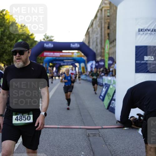 01.09.2024 - BARMER Alsterlauf Kathrin Stürmer Photography http://msf.ph/oto/6970166 01.09.2024 09:58:40 Ziel 2425, 2441, 2467, 2582, 2684, 2863, 2895, 2897, 3033, 3154, 3201, 3249, 3283, 3692, 3717, 3977, 3983, 4230, 4266, 4268, 4596, 4779, 5018, 5040, 5192, 5193, 5199, 5251, 8218, 8256, 2037, 2403, 2649, 2832, 2868, 3438, 3755, 3856, 3894, 4071, 4474, 4618, 4850, 4888, 5126, 8202 meine-sportfotos.de