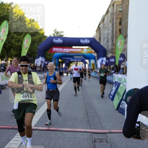 01.09.2024 - BARMER Alsterlauf Kathrin Stürmer Photography http://msf.ph/oto/6970172 01.09.2024 09:58:41 Ziel 2425, 2467, 2582, 2684, 2828, 2863, 2895, 2897, 3033, 3154, 3201, 3249, 3283, 3692, 3717, 3977, 3983, 4230, 4266, 4268, 4596, 4779, 5018, 5192, 5193, 5199, 5251, 8218, 8256, 2037, 2403, 2428, 2649, 2832, 2868, 3438, 3755, 3894, 4071, 4474, 4618, 4850, 4888, 5014, 5126, 8202 meine-sportfotos.de