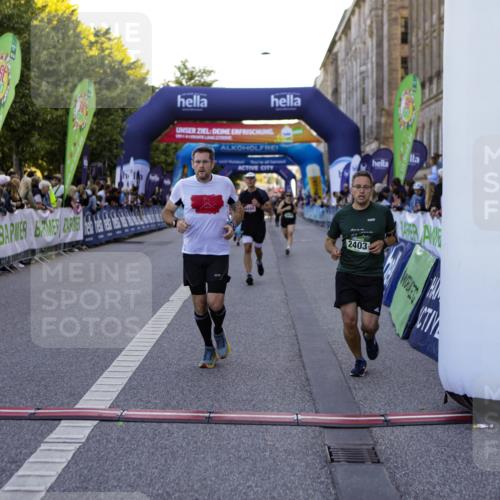 01.09.2024 - BARMER Alsterlauf Kathrin Stürmer Photography http://msf.ph/oto/6970179 01.09.2024 09:58:43 Ziel 2425, 2467, 2582, 2684, 2828, 2863, 2895, 2897, 3154, 3201, 3249, 3283, 3692, 3717, 3977, 3983, 4266, 4268, 4596, 4779, 5018, 5192, 5193, 5206, 5251, 2037, 2166, 2299, 2403, 2428, 2649, 2832, 2848, 2868, 3438, 3755, 4071, 4363, 4474, 4618, 4850, 4888, 5014, 8202 meine-sportfotos.de
