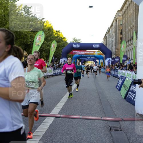 01.09.2024 - BARMER Alsterlauf Kathrin Stürmer Photography http://msf.ph/oto/6970200 01.09.2024 09:59:13 Ziel 2087, 2337, 2390, 2391, 2412, 2668, 2977, 3274, 3510, 3875, 3907, 3940, 4093, 4151, 4277, 4278, 4325, 4361, 4392, 4524, 4770, 4785, 4930, 5124, 5125, 5204, 5205, 5237, 8163, 8321, 2020, 2174, 2252, 2303, 2723, 2923, 2932, 3410, 3485, 3489, 3727, 3995, 4293, 4444, 4670, 4956, 4994, 5092, 5244, 5298, 5303, 8057, 8148, 8267 meine-sportfotos.de