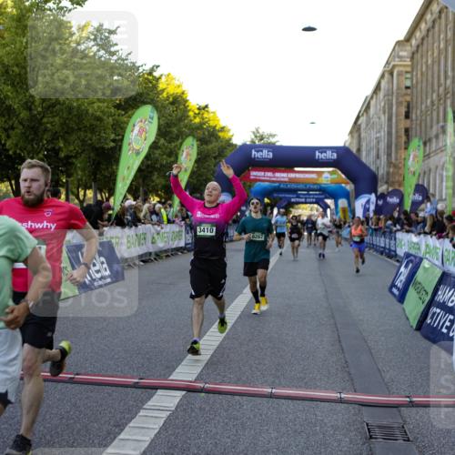 01.09.2024 - BARMER Alsterlauf Kathrin Stürmer Photography http://msf.ph/oto/6970203 01.09.2024 09:59:14 Ziel 2087, 2337, 2390, 2391, 2412, 2668, 2977, 3510, 3748, 3875, 3907, 3940, 4093, 4151, 4277, 4278, 4325, 4361, 4392, 4524, 4770, 4785, 4930, 5124, 5125, 5204, 5205, 5237, 8010, 8163, 8321, 2020, 2174, 2252, 2303, 2603, 2723, 2729, 2923, 2932, 3410, 3485, 3489, 3727, 3995, 4066, 4293, 4444, 4670, 4956, 4994, 5092, 5244, 5298, 5303, 8057, 8148, 8267, 8281 meine-sportfotos.de