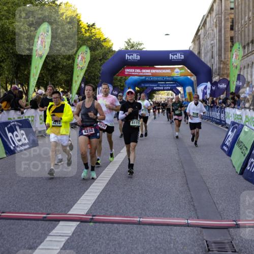 01.09.2024 - BARMER Alsterlauf Kathrin Stürmer Photography http://msf.ph/oto/6970227 01.09.2024 09:59:28 Ziel 2355, 2417, 2877, 2950, 3311, 3315, 3510, 3748, 3940, 4325, 4392, 4524, 4557, 5204, 5205, 5237, 8010, 8321, 8352, 2038, 2223, 2252, 2303, 2445, 2603, 2719, 2729, 2736, 3115, 3603, 3758, 4066, 4212, 4232, 4432, 4495, 4605, 4708, 4722, 4867, 5231, 8111, 8134, 8148, 8281 meine-sportfotos.de