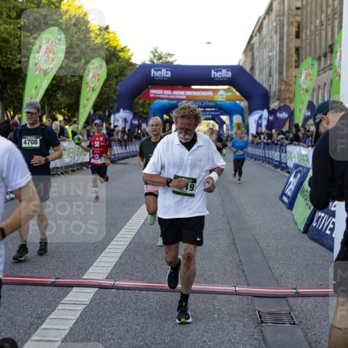 01.09.2024 - BARMER Alsterlauf Kathrin Stürmer Photography http://msf.ph/oto/6970238 01.09.2024 09:59:32 Ziel 2355, 2417, 2877, 2908, 2909, 2950, 3311, 3315, 3748, 4557, 4737, 4904, 4984, 8010, 8222, 8321, 8352, 2038, 2079, 2223, 2719, 2771, 3010, 3115, 3603, 3758, 4212, 4232, 4432, 4495, 4605, 4708, 4722, 4727, 4867, 5016, 5231, 8111 meine-sportfotos.de