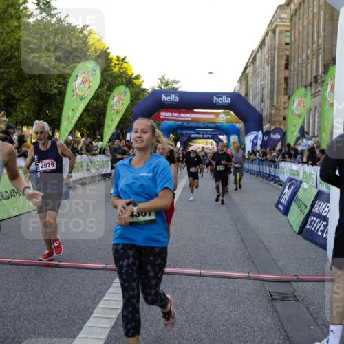 01.09.2024 - BARMER Alsterlauf Kathrin Stürmer Photography http://msf.ph/oto/6970246 01.09.2024 09:59:37 Ziel 2057, 2159, 2417, 2503, 2766, 2877, 2908, 2909, 3311, 3315, 3586, 3815, 4557, 4737, 4904, 4984, 5135, 8222, 8352, 8371, 2079, 2223, 2323, 2719, 2771, 3010, 3185, 3603, 3718, 3737, 3758, 4005, 4482, 4495, 4575, 4605, 4708, 4727, 4867, 4980, 5016, 5231, 5266, 8141, 8345 meine-sportfotos.de