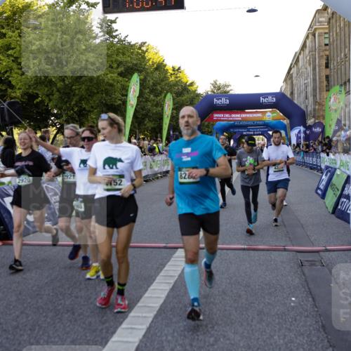 01.09.2024 - BARMER Alsterlauf Kathrin Stürmer Photography http://msf.ph/oto/6970321 01.09.2024 10:00:39 Ziel 2197, 2206, 2244, 2674, 2689, 3223, 3323, 3367, 3528, 3687, 3912, 4052, 4171, 4428, 4608, 4687, 4813, 4926, 4936, 5138, 5144, 8149, 2330, 2419, 2612, 2920, 2921, 3078, 3541, 3725, 3762, 3834, 3836, 4152, 4263, 4739, 4744, 4869, 4971, 4985, 8007, 8054, 8086, 8088, 8287 meine-sportfotos.de