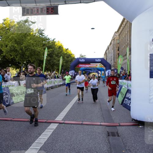 01.09.2024 - BARMER Alsterlauf Kathrin Stürmer Photography http://msf.ph/oto/6970431 01.09.2024 10:01:33 Ziel 2059, 2259, 3134, 3275, 3722, 3817, 3909, 3992, 4068, 4070, 4127, 4133, 4145, 4225, 4287, 4322, 4665, 4759, 4771, 4941, 4945, 4989, 5111, 2004, 2006, 2114, 2243, 2250, 2513, 2890, 2891, 3018, 3142, 3170, 3171, 3204, 3208, 3209, 3327, 3472, 3590, 3957, 3968, 4354, 4466, 4559, 4583, 4695, 5261, 5264 meine-sportfotos.de