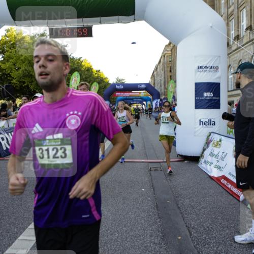 01.09.2024 - BARMER Alsterlauf Kathrin Stürmer Photography http://msf.ph/oto/6970470 01.09.2024 10:01:57 Ziel 2165, 2786, 2838, 2839, 2888, 3195, 3196, 3239, 3276, 3562, 3619, 3728, 3886, 3994, 4184, 4603, 4825, 5042, 8199, 8289, 8290, 2122, 2208, 2356, 2762, 2763, 2784, 3093, 3123, 3203, 3537, 3650, 3658, 3702, 3746, 4024, 4140, 4158, 4311, 4404, 4500, 4619, 4628, 4745, 4827, 4923, 5141, 5207, 5254, 8063 meine-sportfotos.de