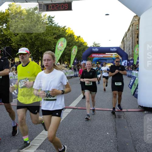 01.09.2024 - BARMER Alsterlauf Kathrin Stürmer Photography http://msf.ph/oto/6970472 01.09.2024 10:02:07 Ziel 2163, 2165, 2420, 2785, 2786, 2830, 2838, 2839, 3239, 3550, 3621, 3728, 3994, 4778, 4825, 4937, 8289, 8290, 2442, 2642, 2677, 2691, 2769, 2939, 3026, 3203, 3294, 3521, 3650, 3658, 3746, 3862, 4024, 4085, 4086, 4138, 4140, 4158, 4218, 4441, 4509, 4719, 4827, 4972, 5210, 5254, 5263, 8063, 8297 meine-sportfotos.de
