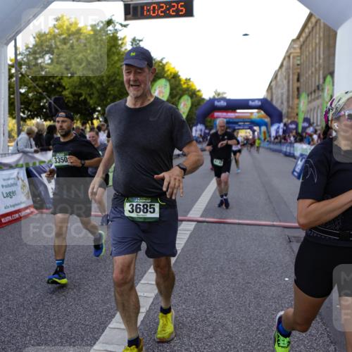 01.09.2024 - BARMER Alsterlauf Kathrin Stürmer Photography http://msf.ph/oto/6970517 01.09.2024 10:02:23 Ziel 2785, 2837, 3040, 3129, 3188, 3361, 3505, 3550, 3616, 3621, 4079, 4121, 4122, 4778, 4947, 8344, 8348, 2116, 2260, 2656, 2657, 3350, 3351, 3685, 3958, 5037, 5283, 8130 meine-sportfotos.de