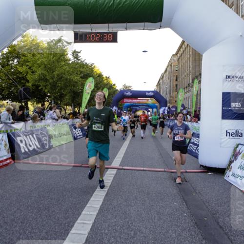 01.09.2024 - BARMER Alsterlauf Kathrin Stürmer Photography http://msf.ph/oto/6970555 01.09.2024 10:02:36 Ziel 2094, 2154, 2474, 2750, 2802, 3040, 3116, 3188, 3361, 3494, 3505, 3572, 3616, 3708, 3818, 4062, 4063, 4121, 4122, 5063, 8284, 8285, 2098, 2099, 2112, 2134, 2185, 2210, 2274, 2740, 2823, 3046, 3051, 3163, 3226, 3284, 3393, 3523, 3591, 3860, 3928, 3979, 3986, 4106, 4169, 4216, 4308, 4406, 4703, 4892, 4906, 5033, 5037, 5238, 8011 meine-sportfotos.de