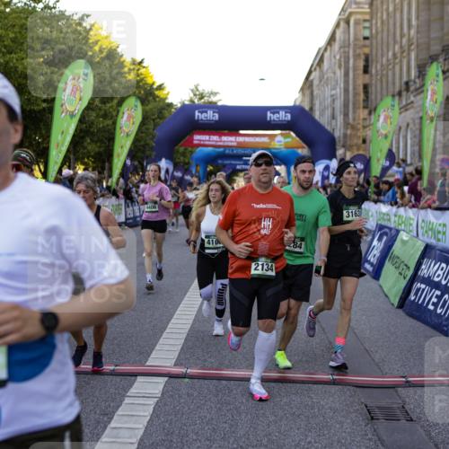 01.09.2024 - BARMER Alsterlauf Kathrin Stürmer Photography http://msf.ph/oto/6970564 01.09.2024 10:02:39 Ziel 2094, 2154, 2474, 2651, 2750, 2802, 3040, 3116, 3159, 3188, 3361, 3494, 3572, 3616, 3708, 3818, 4062, 4063, 4121, 4122, 5063, 8284, 8285, 2098, 2099, 2112, 2134, 2185, 2210, 2274, 2555, 2740, 2823, 3046, 3051, 3072, 3163, 3226, 3284, 3373, 3393, 3523, 3591, 3860, 3928, 3979, 3986, 4106, 4169, 4216, 4308, 4378, 4406, 4507, 4703, 4841, 4892, 4906, 5033, 5145, 5238, 8011, 8296 meine-sportfotos.de