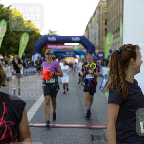 01.09.2024 - BARMER Alsterlauf Kathrin Stürmer Photography http://msf.ph/oto/6970572 01.09.2024 10:02:47 Ziel 2033, 2094, 2154, 2474, 2500, 2569, 2651, 2802, 2988, 2989, 3099, 3159, 3708, 3709, 3818, 4062, 4063, 4307, 4953, 4954, 5063, 8284, 8285, 2185, 2274, 2555, 2740, 2884, 3046, 3051, 3072, 3226, 3308, 3373, 3393, 3523, 3593, 3759, 3805, 3860, 3928, 3986, 4026, 4046, 4175, 4176, 4216, 4378, 4406, 4507, 4841, 4906, 5145, 5238, 8011, 8296 meine-sportfotos.de