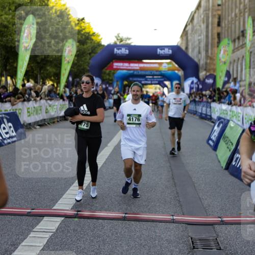 01.09.2024 - BARMER Alsterlauf Kathrin Stürmer Photography http://msf.ph/oto/6970574 01.09.2024 10:02:49 Ziel 2033, 2154, 2474, 2500, 2569, 2651, 2988, 2989, 3099, 3159, 3708, 3709, 3818, 4062, 4063, 4307, 4953, 4954, 5063, 8284, 8285, 2227, 2274, 2275, 2555, 2740, 2884, 3046, 3072, 3162, 3308, 3373, 3393, 3523, 3593, 3759, 3805, 3860, 3928, 3986, 4026, 4046, 4175, 4176, 4216, 4378, 4507, 4841, 4906, 4912, 4966, 5145, 5238, 8296 meine-sportfotos.de