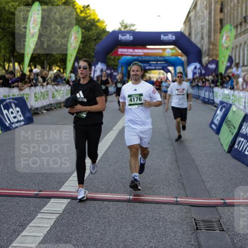 01.09.2024 - BARMER Alsterlauf Kathrin Stürmer Photography http://msf.ph/oto/6970575 01.09.2024 10:02:49 Ziel 2033, 2154, 2474, 2500, 2569, 2651, 2988, 2989, 3099, 3159, 3708, 3709, 3818, 4062, 4063, 4307, 4953, 4954, 5063, 8284, 8285, 2227, 2274, 2275, 2555, 2740, 2884, 3046, 3072, 3162, 3308, 3373, 3393, 3523, 3593, 3759, 3805, 3860, 3928, 3986, 4026, 4046, 4175, 4176, 4216, 4378, 4507, 4841, 4906, 4912, 4966, 5145, 5238, 8296 meine-sportfotos.de