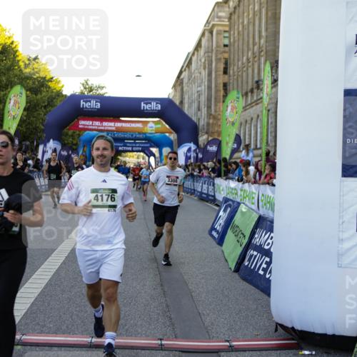01.09.2024 - BARMER Alsterlauf Kathrin Stürmer Photography http://msf.ph/oto/6970577 01.09.2024 10:02:49 Ziel 2033, 2154, 2474, 2500, 2569, 2651, 2988, 2989, 3099, 3159, 3708, 3709, 3818, 4062, 4063, 4307, 4953, 4954, 5063, 8284, 8285, 2227, 2274, 2275, 2555, 2740, 2884, 3046, 3072, 3162, 3308, 3373, 3393, 3523, 3593, 3759, 3805, 3860, 3928, 3986, 4026, 4046, 4175, 4176, 4216, 4378, 4507, 4841, 4906, 4912, 4966, 5145, 5238, 8296 meine-sportfotos.de
