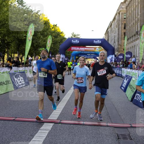 01.09.2024 - BARMER Alsterlauf Kathrin Stürmer Photography http://msf.ph/oto/6970596 01.09.2024 10:02:57 Ziel 2033, 2500, 2550, 2569, 2585, 2586, 2637, 2651, 2988, 2989, 3099, 3159, 3709, 4307, 4449, 4953, 4954, 5218, 5273, 2047, 2227, 2275, 2790, 2884, 3162, 3228, 3308, 3465, 3593, 3759, 4026, 4046, 4630, 4912, 4966, 4977, 5131, 8215, 8244 meine-sportfotos.de
