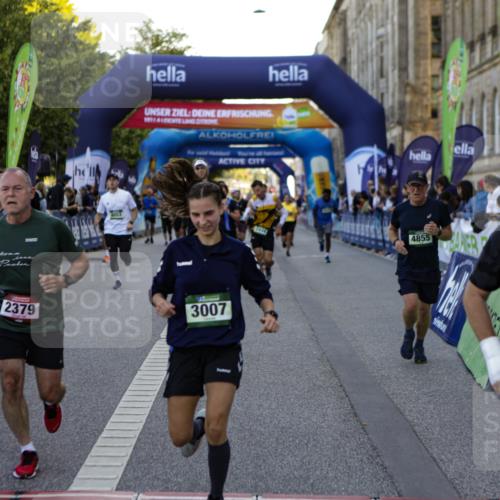 01.09.2024 - BARMER Alsterlauf Kathrin Stürmer Photography http://msf.ph/oto/6970613 01.09.2024 10:03:17 Ziel 2046, 2120, 2690, 2753, 2777, 2793, 3326, 3556, 3618, 3620, 3782, 3970, 4285, 4516, 4520, 4705, 4714, 5030, 5031, 5214, 5218, 5220, 2007, 2044, 2198, 2379, 2427, 2444, 2552, 2956, 3007, 3066, 3218, 3999, 4080, 4312, 4411, 4454, 4475, 4855, 4856, 4897, 5116, 8053, 8147 meine-sportfotos.de