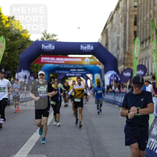 01.09.2024 - BARMER Alsterlauf Kathrin Stürmer Photography http://msf.ph/oto/6970618 01.09.2024 10:03:18 Ziel 2046, 2120, 2690, 2753, 2777, 2793, 3326, 3556, 3618, 3620, 3782, 3970, 4285, 4516, 4520, 4705, 4714, 5030, 5031, 5214, 5220, 2007, 2044, 2198, 2379, 2427, 2444, 2552, 2956, 3007, 3066, 3122, 3218, 3999, 4080, 4215, 4411, 4454, 4475, 4855, 4856, 4897, 5079, 5116, 8053, 8147 meine-sportfotos.de
