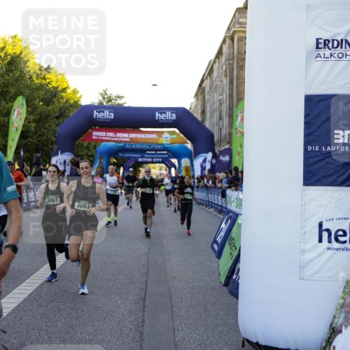 01.09.2024 - BARMER Alsterlauf Kathrin Stürmer Photography http://msf.ph/oto/6970647 01.09.2024 10:03:40 Ziel 2014, 2015, 2414, 2705, 3336, 3415, 3579, 4422, 4767, 5019, 5211, 8015, 8150, 8400, 2267, 2343, 2615, 2681, 2703, 2774, 2917, 2961, 2962, 3061, 3063, 3242, 3389, 3678, 3723, 3839, 3930, 4039, 4961, 5121, 5190, 8041, 8282, 8356 meine-sportfotos.de