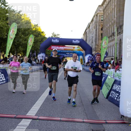 01.09.2024 - BARMER Alsterlauf Kathrin Stürmer Photography http://msf.ph/oto/6970662 01.09.2024 10:03:49 Ziel 2258, 2414, 2493, 2497, 3108, 3109, 3258, 3336, 3415, 3424, 4422, 5019, 8015, 8150, 2583, 2607, 2615, 2703, 3420, 3421, 3678, 3778, 4208, 4427, 4986, 5121, 5166, 5190, 8028, 8246, 8356 meine-sportfotos.de
