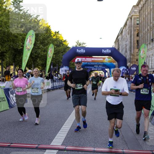 01.09.2024 - BARMER Alsterlauf Kathrin Stürmer Photography http://msf.ph/oto/6970665 01.09.2024 10:03:49 Ziel 2258, 2414, 2493, 2497, 3108, 3109, 3258, 3336, 3415, 3424, 4422, 5019, 8015, 8150, 2583, 2607, 2615, 2703, 3420, 3421, 3678, 3778, 4208, 4427, 4986, 5121, 5166, 5190, 8028, 8246, 8356 meine-sportfotos.de
