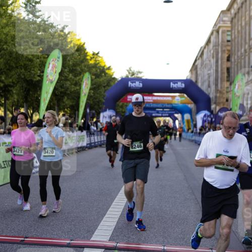 01.09.2024 - BARMER Alsterlauf Kathrin Stürmer Photography http://msf.ph/oto/6970667 01.09.2024 10:03:50 Ziel 2258, 2414, 2493, 2497, 3108, 3109, 3258, 3336, 3415, 3424, 4422, 5019, 8015, 8150, 2583, 2607, 2615, 2703, 3420, 3421, 3678, 3778, 4208, 4427, 4741, 4986, 5121, 5166, 5190, 8028, 8246, 8356 meine-sportfotos.de