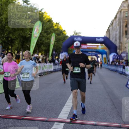 01.09.2024 - BARMER Alsterlauf Kathrin Stürmer Photography http://msf.ph/oto/6970669 01.09.2024 10:03:50 Ziel 2258, 2414, 2493, 2497, 3108, 3109, 3258, 3336, 3415, 3424, 4422, 5019, 8015, 8150, 2583, 2607, 2615, 2703, 3420, 3421, 3678, 3778, 4208, 4427, 4741, 4986, 5121, 5166, 5190, 8028, 8246, 8356 meine-sportfotos.de