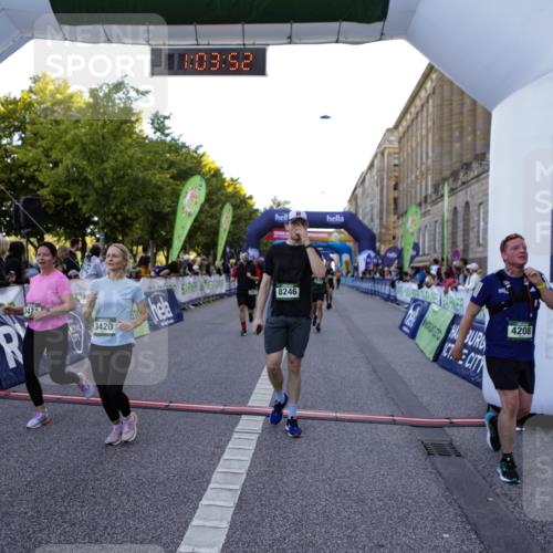 01.09.2024 - BARMER Alsterlauf Kathrin Stürmer Photography http://msf.ph/oto/6970671 01.09.2024 10:03:51 Ziel 2258, 2414, 2493, 2497, 3108, 3109, 3258, 3336, 3415, 3424, 5217, 8150, 2583, 2607, 2615, 2703, 3420, 3421, 3778, 4208, 4427, 4741, 4986, 5166, 5187, 5190, 8028, 8246, 8356 meine-sportfotos.de