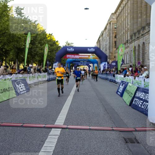 01.09.2024 - BARMER Alsterlauf Kathrin Stürmer Photography http://msf.ph/oto/6970686 01.09.2024 10:03:57 Ziel 2258, 2414, 2493, 2497, 2529, 3108, 3109, 3258, 3424, 4340, 4484, 4526, 4701, 5217, 2583, 2607, 2735, 2737, 3420, 3778, 4248, 4288, 4427, 4712, 4741, 4986, 5187, 5234, 8028 meine-sportfotos.de