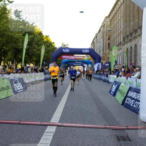 01.09.2024 - BARMER Alsterlauf Kathrin Stürmer Photography http://msf.ph/oto/6970687 01.09.2024 10:03:57 Ziel 2258, 2414, 2493, 2497, 2529, 3108, 3109, 3258, 3424, 4340, 4484, 4526, 4701, 5217, 2583, 2607, 2735, 2737, 3420, 3778, 4248, 4288, 4427, 4712, 4741, 4986, 5187, 5234, 8028 meine-sportfotos.de