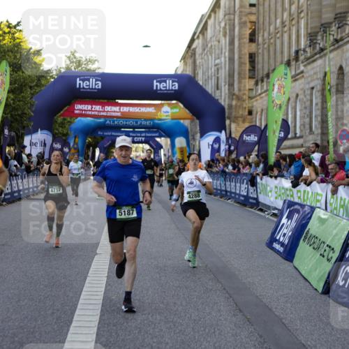 01.09.2024 - BARMER Alsterlauf Kathrin Stürmer Photography http://msf.ph/oto/6970693 01.09.2024 10:03:59 Ziel 2258, 2414, 2493, 2497, 2529, 3091, 3108, 3109, 3258, 3424, 3873, 4340, 4484, 4526, 4701, 5217, 2583, 2607, 2735, 2737, 2880, 3507, 3635, 3778, 3823, 3843, 4248, 4288, 4427, 4712, 4741, 4986, 5187, 5234, 8028 meine-sportfotos.de