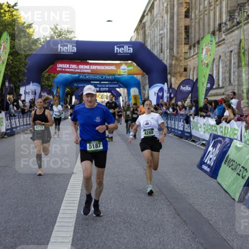 01.09.2024 - BARMER Alsterlauf Kathrin Stürmer Photography http://msf.ph/oto/6970694 01.09.2024 10:03:59 Ziel 2258, 2414, 2493, 2497, 2529, 3091, 3108, 3109, 3258, 3424, 3873, 4340, 4484, 4526, 4701, 5217, 2583, 2607, 2735, 2737, 2880, 3507, 3635, 3778, 3823, 3843, 4248, 4288, 4427, 4712, 4741, 4986, 5187, 5234, 8028 meine-sportfotos.de