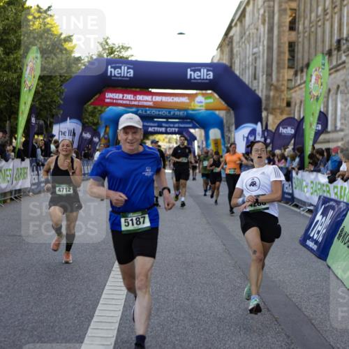 01.09.2024 - BARMER Alsterlauf Kathrin Stürmer Photography http://msf.ph/oto/6970697 01.09.2024 10:04:00 Ziel 2258, 2493, 2497, 2529, 3091, 3108, 3109, 3258, 3424, 3873, 4340, 4484, 4526, 4701, 5217, 2607, 2735, 2737, 2778, 2880, 3279, 3507, 3635, 3778, 3823, 3843, 4248, 4288, 4427, 4712, 4741, 4986, 5187, 5234, 8028, 8066 meine-sportfotos.de