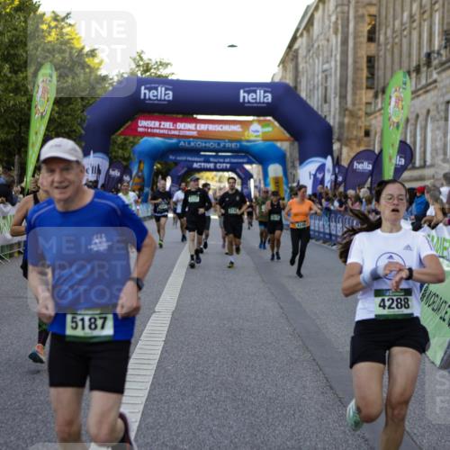 01.09.2024 - BARMER Alsterlauf Kathrin Stürmer Photography http://msf.ph/oto/6970700 01.09.2024 10:04:00 Ziel 2258, 2493, 2497, 2529, 3091, 3108, 3109, 3258, 3424, 3873, 4340, 4484, 4526, 4701, 5217, 2607, 2735, 2737, 2778, 2880, 3279, 3507, 3635, 3778, 3823, 3843, 4248, 4288, 4427, 4712, 4741, 4986, 5187, 5234, 8028, 8066 meine-sportfotos.de