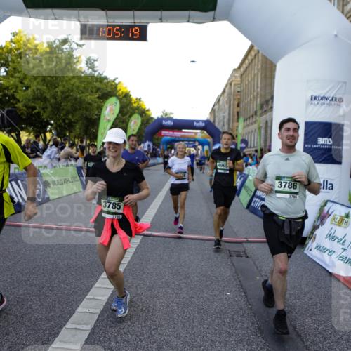 01.09.2024 - BARMER Alsterlauf Kathrin Stürmer Photography http://msf.ph/oto/6970796 01.09.2024 10:05:17 Ziel 2109, 2115, 2121, 2199, 2507, 2792, 2889, 3910, 3911, 5112, 8351, 2096, 2385, 2478, 2494, 2733, 2748, 2845, 3172, 3232, 3237, 3492, 3740, 3785, 3786, 3985, 4030, 4042, 4094, 4219, 4313, 4421, 4530, 4616, 4660, 4940, 4965, 5154, 8225 meine-sportfotos.de