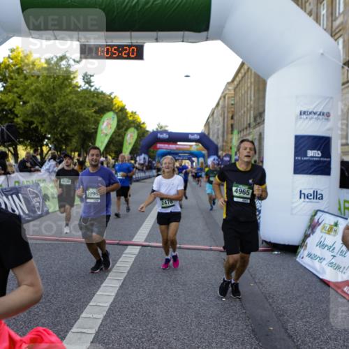 01.09.2024 - BARMER Alsterlauf Kathrin Stürmer Photography http://msf.ph/oto/6970800 01.09.2024 10:05:18 Ziel 2115, 2199, 2507, 2792, 2889, 3910, 3911, 5112, 8351, 2096, 2385, 2478, 2494, 2733, 2748, 2845, 3172, 3232, 3237, 3492, 3740, 3785, 3786, 3985, 4030, 4042, 4094, 4219, 4313, 4421, 4530, 4535, 4616, 4660, 4940, 4965, 5154, 8225, 8333 meine-sportfotos.de