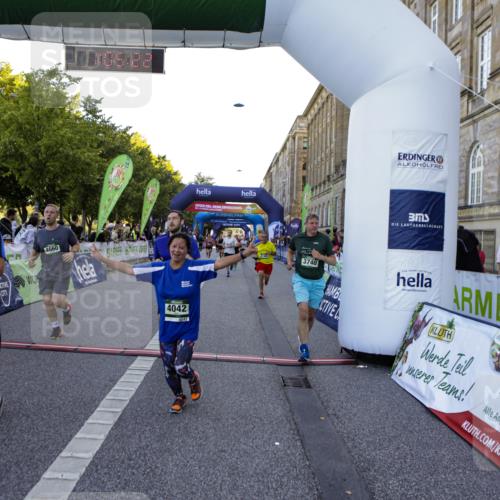 01.09.2024 - BARMER Alsterlauf Kathrin Stürmer Photography http://msf.ph/oto/6970806 01.09.2024 10:05:20 Ziel 2115, 2199, 2507, 2792, 2889, 2979, 3910, 3911, 5112, 5311, 2096, 2478, 2494, 2746, 2748, 2845, 3172, 3232, 3237, 3492, 3607, 3740, 3785, 3786, 3985, 4030, 4042, 4094, 4219, 4421, 4530, 4535, 4616, 4660, 4940, 4965, 5154, 5182, 5185, 5194, 8333 meine-sportfotos.de